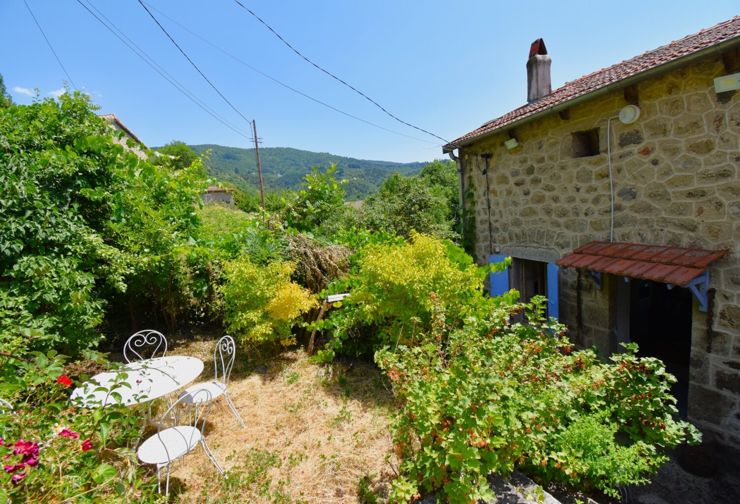Petite ferme en pierres avec terrain SAINT-JULIEN-D'INTRES (07) — photo 1