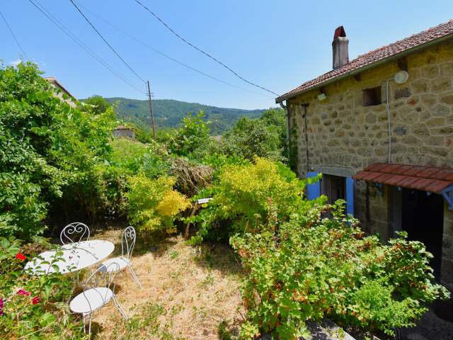 Petite ferme en pierres avec terrain SAINT-JULIEN-D'INTRES (07) — photo du bien