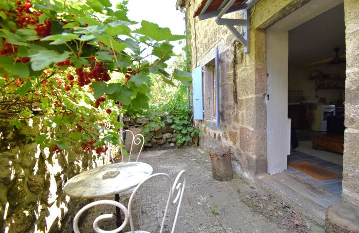 Petite ferme en pierres avec terrain SAINT-JULIEN-D'INTRES (07) — photo 3
