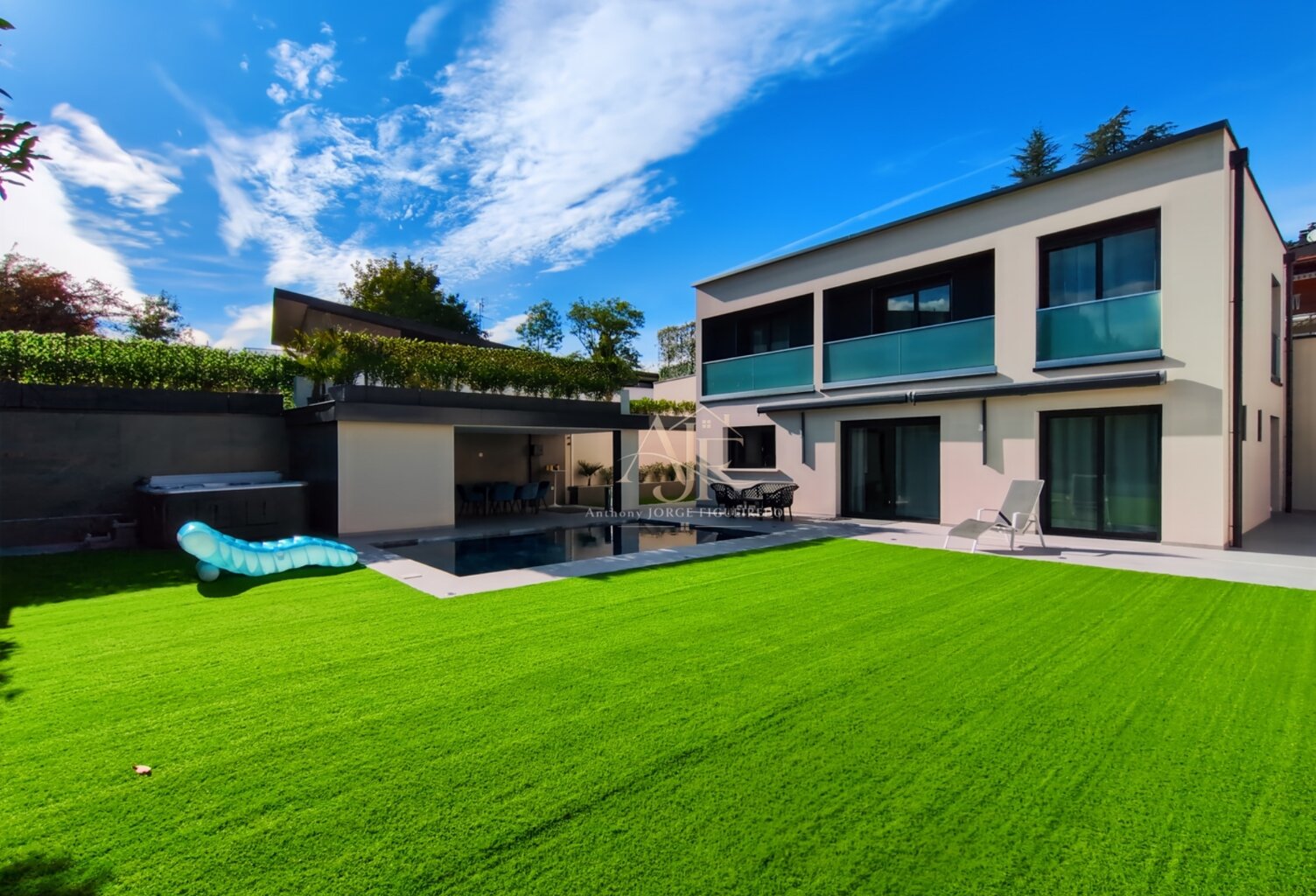 Dpt Haute Savoie (74), à vendre THONON-LES-BAINS - VILLA D’ARCHITECTE CONTEMPORAINE AVEC PISCINE ET POOL HOUSE — photo 1