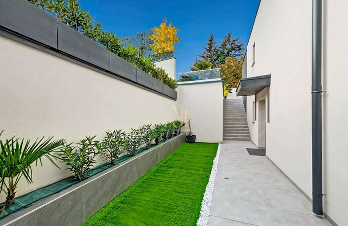 Dpt Haute Savoie (74), à vendre THONON-LES-BAINS - VILLA D’ARCHITECTE CONTEMPORAINE AVEC PISCINE ET POOL HOUSE — photo 2