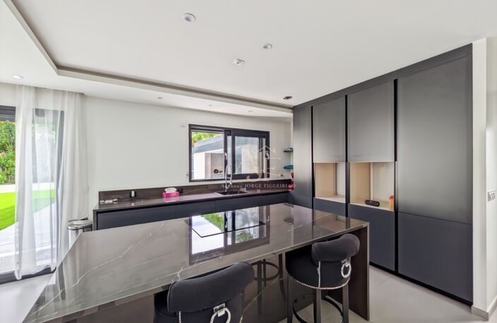 Dpt Haute Savoie (74), à vendre THONON-LES-BAINS - VILLA D’ARCHITECTE CONTEMPORAINE AVEC PISCINE ET POOL HOUSE — photo 4