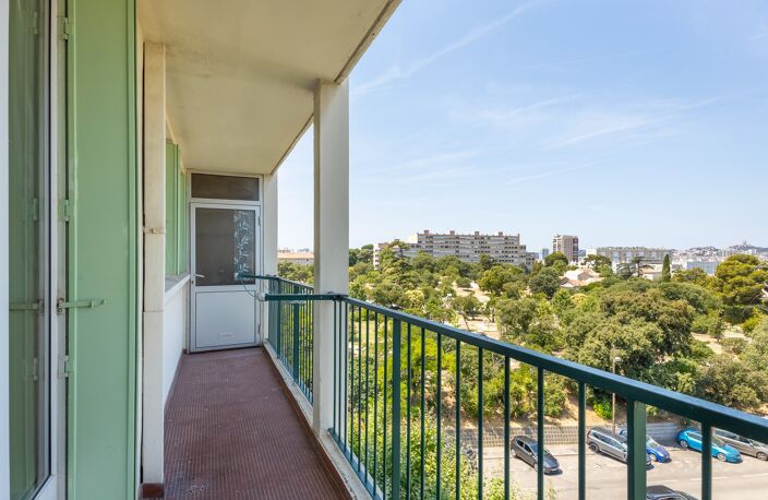 *** MARSEILLE 10ÈME… RÉSIDENCE NOUVEAU PARC VERDILLON… VUE PANORAMIQUE SUR NOTRE-DAME-DE-LA-GARDE ET LES COLLINES… T3/T4 74M² TRAVERSANT… DEUX TERRASSES… ASCENSEUR*** — photo 3