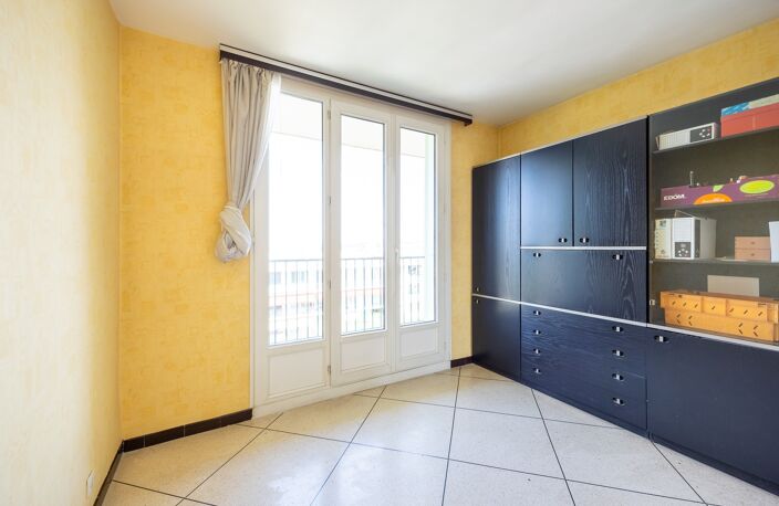 *** MARSEILLE 10ÈME… RÉSIDENCE NOUVEAU PARC VERDILLON… VUE PANORAMIQUE SUR NOTRE-DAME-DE-LA-GARDE ET LES COLLINES… T3/T4 74M² TRAVERSANT… DEUX TERRASSES… ASCENSEUR*** — photo 4