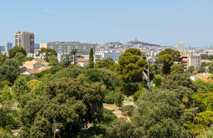 *** MARSEILLE 10ÈME… RÉSIDENCE NOUVEAU PARC VERDILLON… VUE PANORAMIQUE SUR NOTRE-DAME-DE-LA-GARDE ET LES COLLINES… T3/T4 74M² TRAVERSANT… DEUX TERRASSES… ASCENSEUR*** — photo 5