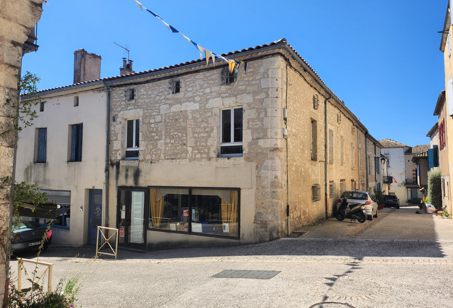 Bel Immeuble en pierre à vendre - 10 pièces - à Monflanquin (47150) - Lot-et-Garonne — photo 1