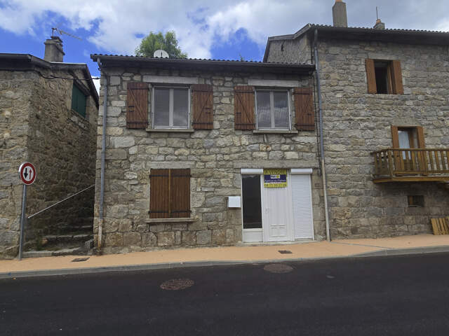Charmante petite maison en pierresà SAINT JULIEN D'INTRES en Ardèche — photo du bien