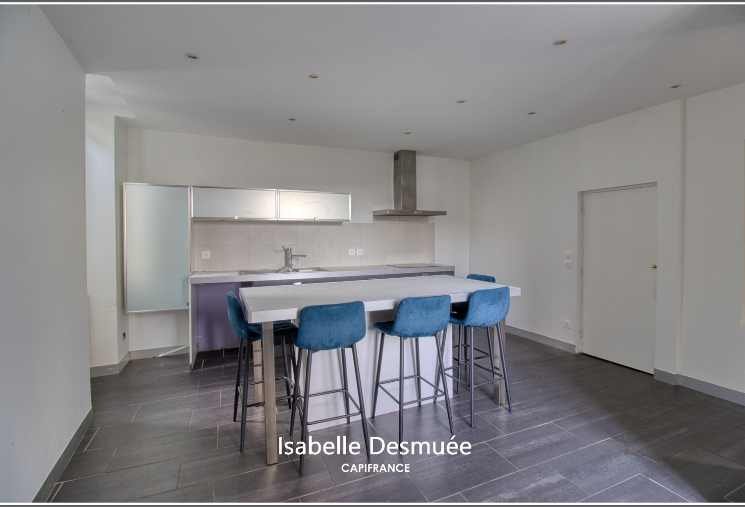 Maison familiale de 4 chambres avec cour et stationnement privé à louer – Tullins — photo 1