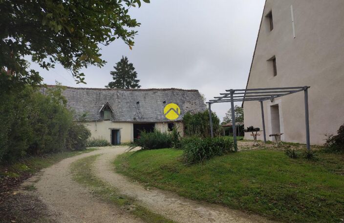 MAISON ANCIENNE AVEC GRAND TERRAIN — photo 2