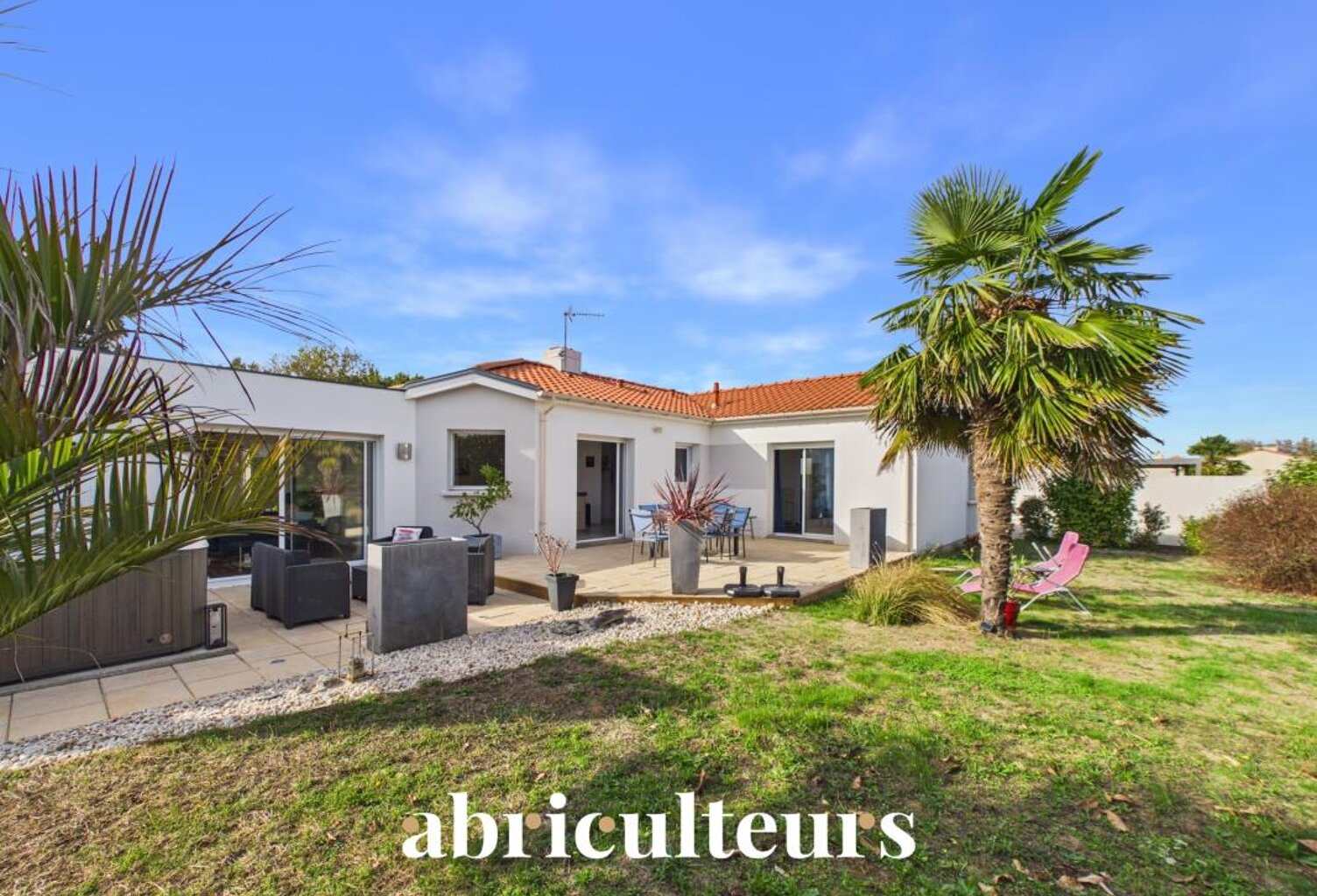 Belle maison contemporaine de plain pied  sur terrain de 1087 m2 en vente à Sainte-Pazanne (44680) — photo 1