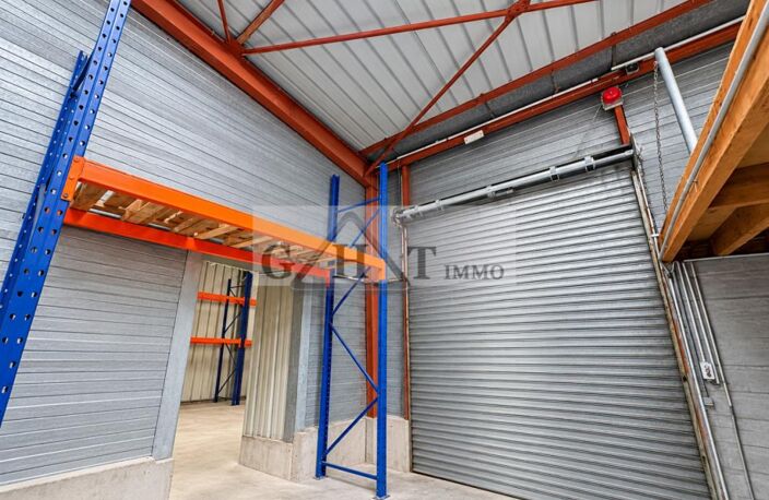 Bâtiment indépendant 550 m² à louer – Vert-Saint-Denis — photo 2