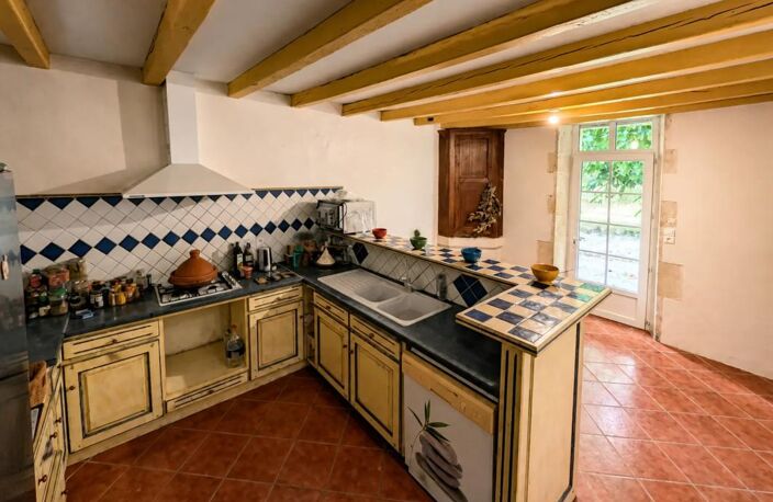 Élégante maison de campagne en pierre, beaux volumes et jardin — photo 4