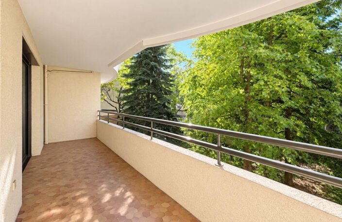 LYON 3E – T4 AVEC BALCONS, GARAGE ET CAVE – À DEUX PAS DE LA PART-DIEU — photo 2
