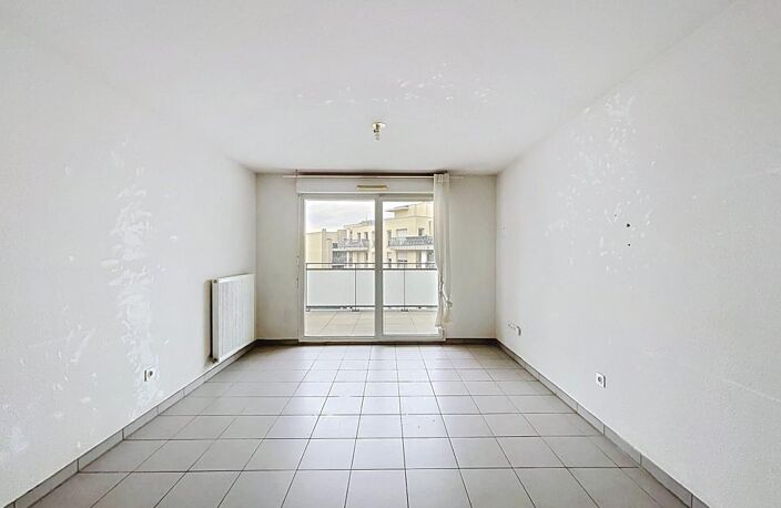 À VENDRE — Bron | T2 lumineux avec terrasse, garage fermé — photo 2