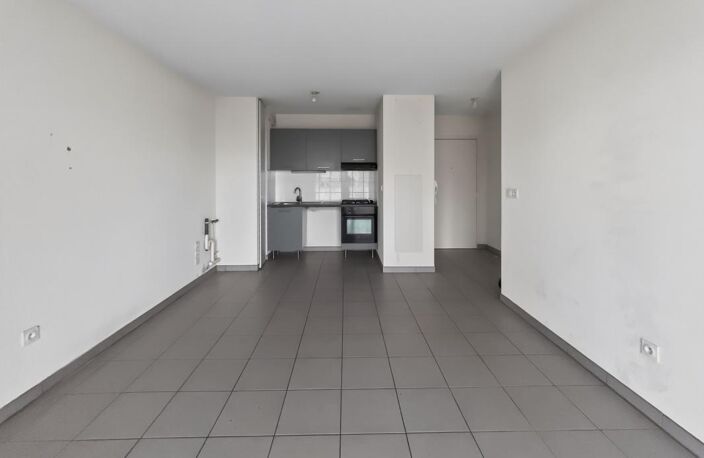 À VENDRE — Bron | T2 lumineux avec terrasse, garage fermé — photo 3