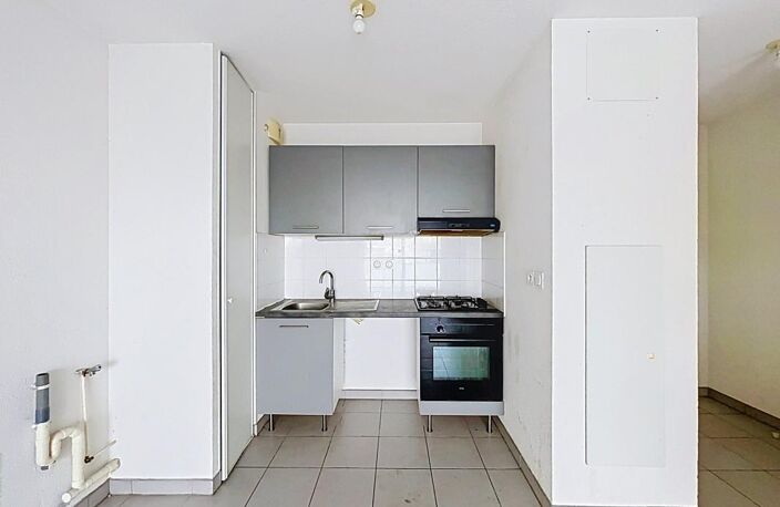 À VENDRE — Bron | T2 lumineux avec terrasse, garage fermé — photo 4