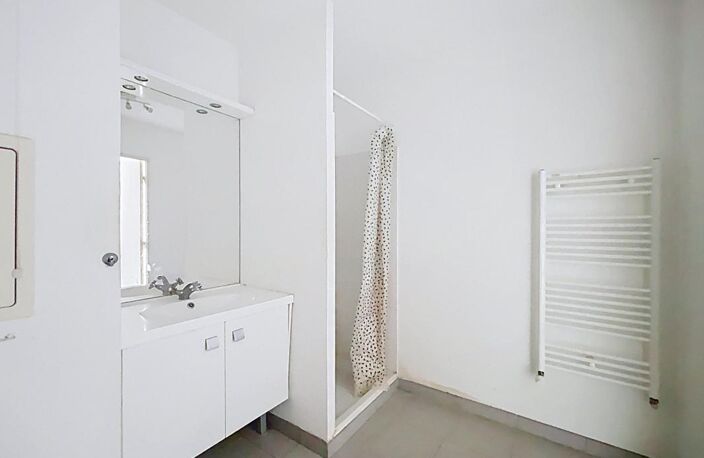 À VENDRE — Bron | T2 lumineux avec terrasse, garage fermé — photo 5