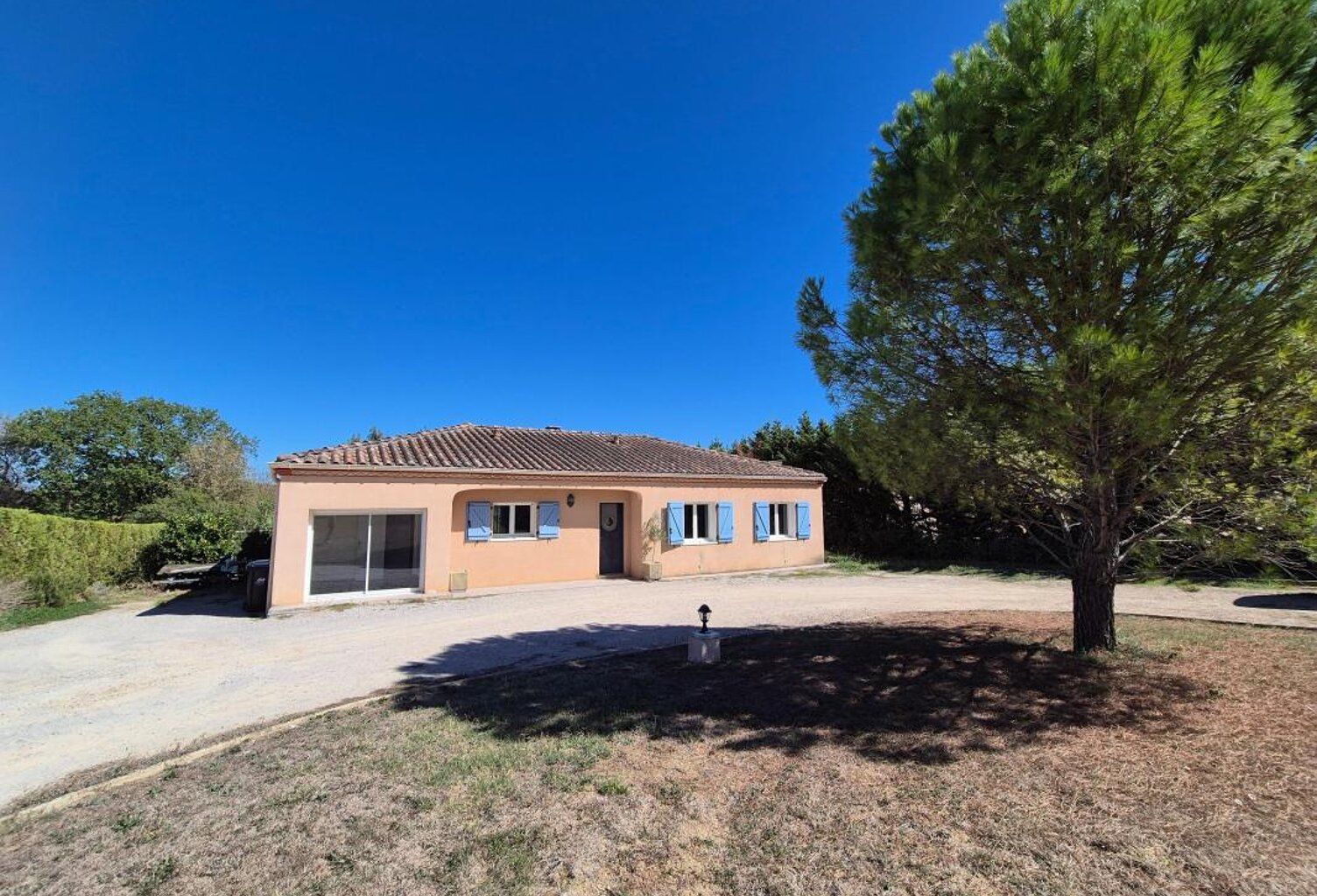 À vendre – Maison individuelle de plain-pied avec 5 chambres et dépendance à Castres — photo 1