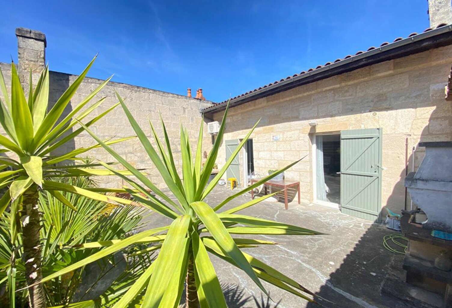Comme une maison! Grand appartement 2 chambres, 3 possibles, avec grande terrasse, grand entrepôt de 134m² qui peut être utilisé en grand garage et atelier — photo 1