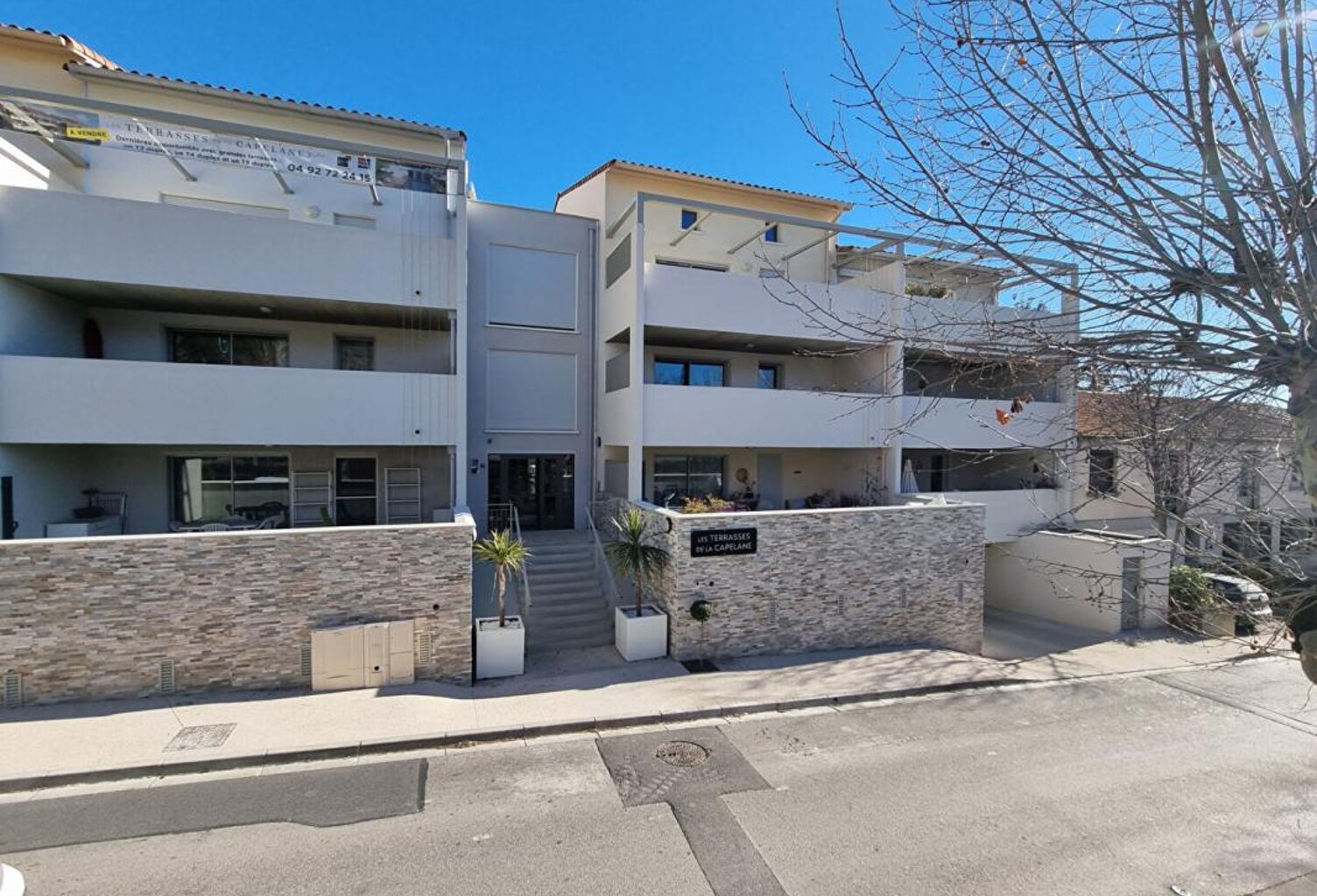 EXCLUSIVITE à VOLX, APPARTEMENT T2, 41 m², dans résidence récente avec parking, ascenseur et piscine — photo 1