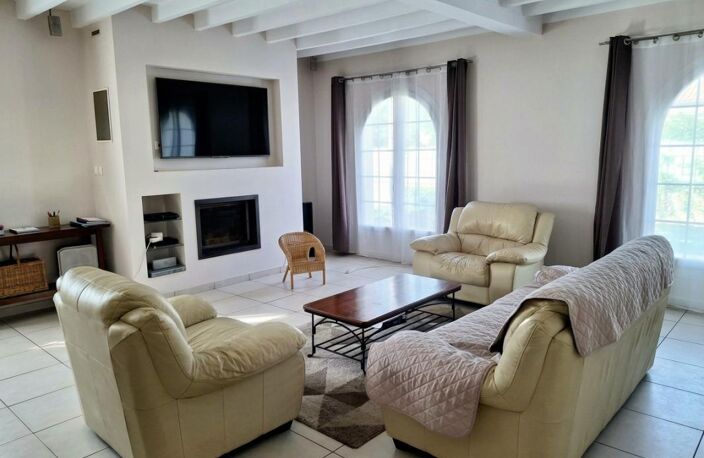 Maison de plain-pied - 4 chambres, piscine, jardin et garage à Ambès (33810) — photo 2