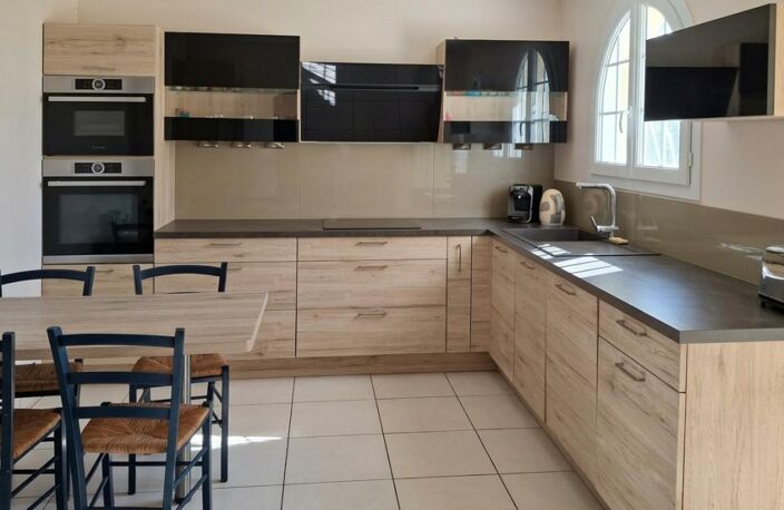 Maison de plain-pied - 4 chambres, piscine, jardin et garage à Ambès (33810) — photo 4