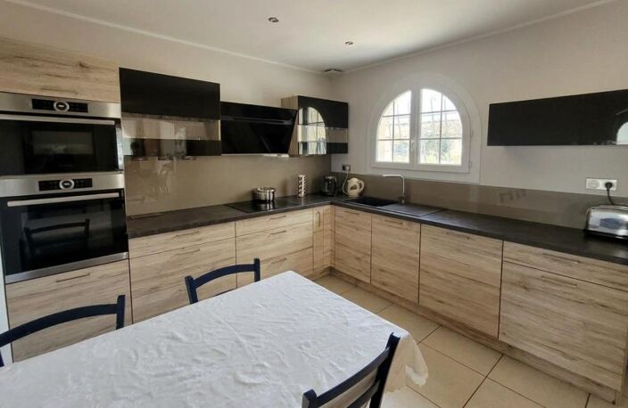 Maison de plain-pied - 4 chambres, piscine, jardin et garage à Ambès (33810) — photo 5