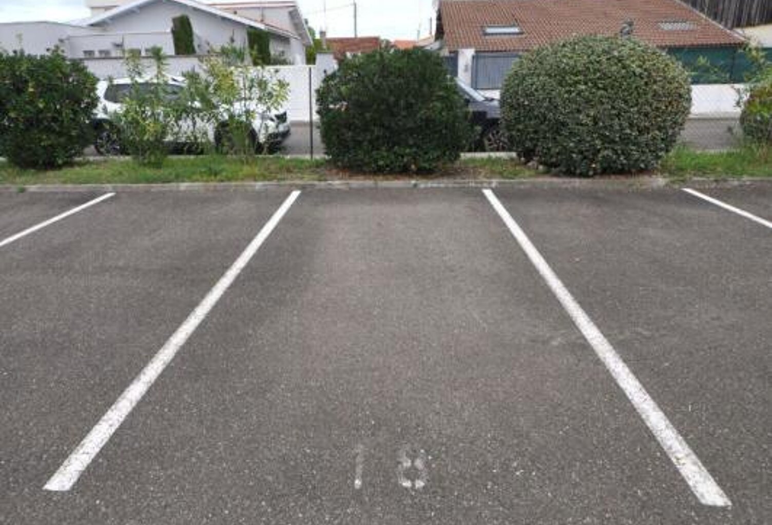 PARKING PRIVE ET SECURISE A AIGUILLON — photo 1