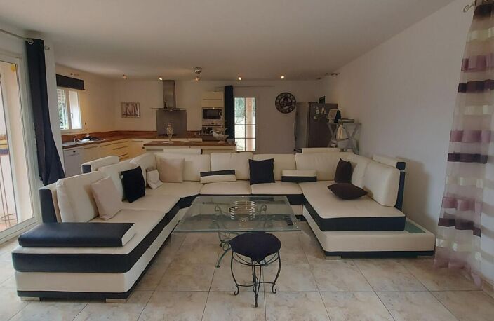 GARD. 30. GENERAC. Belle maison de 184 m2 de plain-pied sur terrain arboré de 1264 m² avec piscine — photo 2