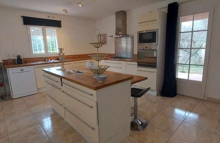 GARD. 30. GENERAC. Belle maison de 184 m2 de plain-pied sur terrain arboré de 1264 m² avec piscine — photo 3