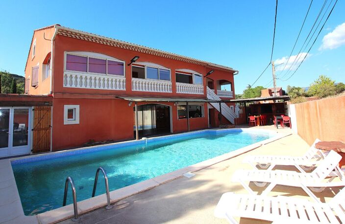 Ensemble immobilier de 600 m² avec piscine, espace bien-être et activité locative — photo 3