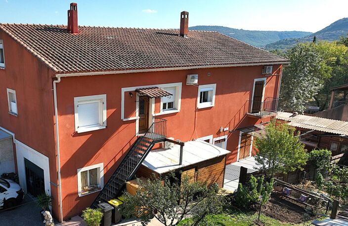 Ensemble immobilier de 600 m² avec piscine, espace bien-être et activité locative — photo 4