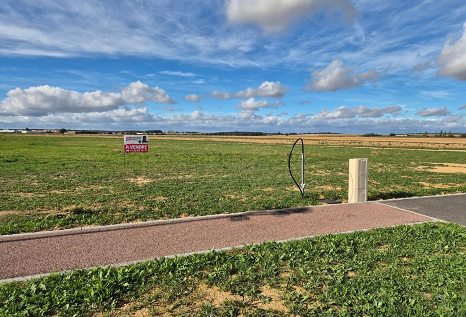 TERRAIN DE 889M² À YÈVRES — photo 1