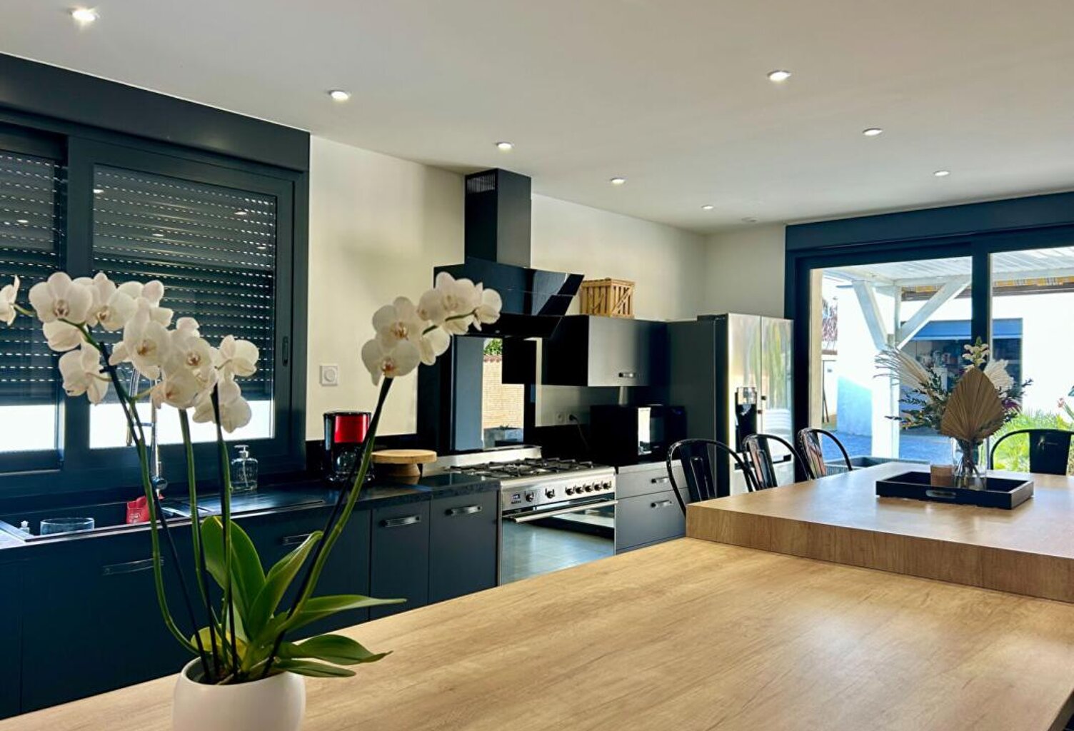 Maison familiale de 155 m² avec piscine, jardin et double garage — photo 1