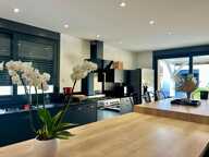 Maison familiale de 155 m² avec piscine, jardin et double garage — photo 2