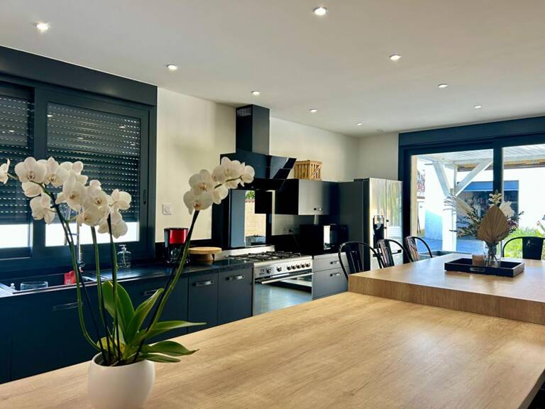 Maison familiale de 155 m² avec piscine, jardin et double garage — photo 1