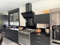 Maison familiale de 155 m² avec piscine, jardin et double garage — photo 2