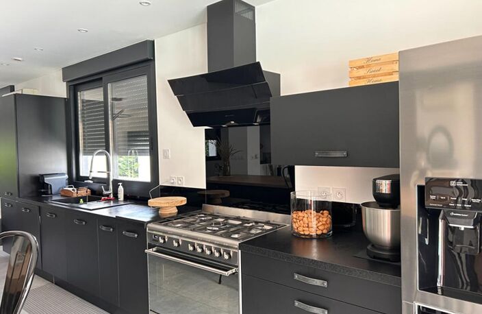 Maison familiale de 155 m² avec piscine, jardin et double garage — photo 2