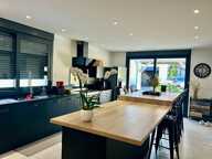 Maison familiale de 155 m² avec piscine, jardin et double garage — photo 3