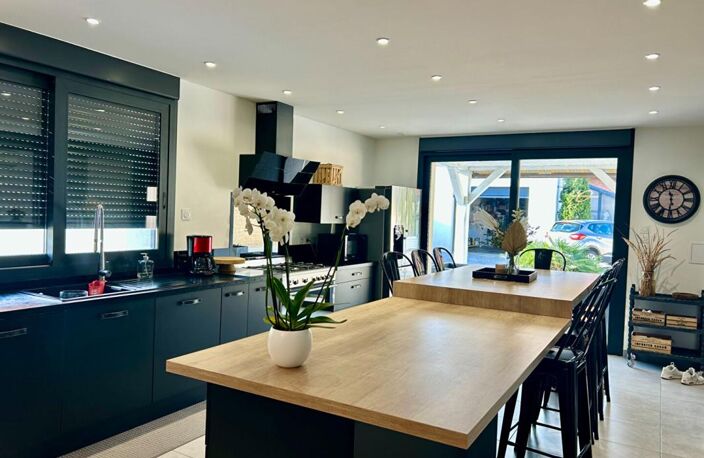 Maison familiale de 155 m² avec piscine, jardin et double garage — photo 3