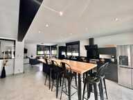 Maison familiale de 155 m² avec piscine, jardin et double garage — photo 4