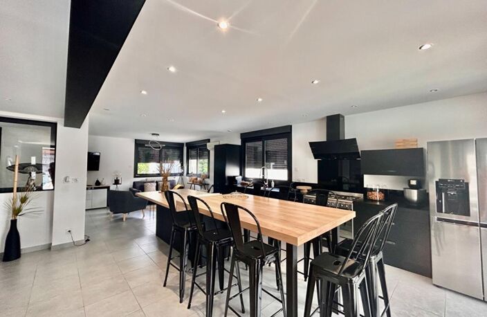 Maison familiale de 155 m² avec piscine, jardin et double garage — photo 4