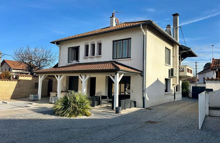 Maison familiale de 155 m² avec piscine, jardin et double garage — photo 5