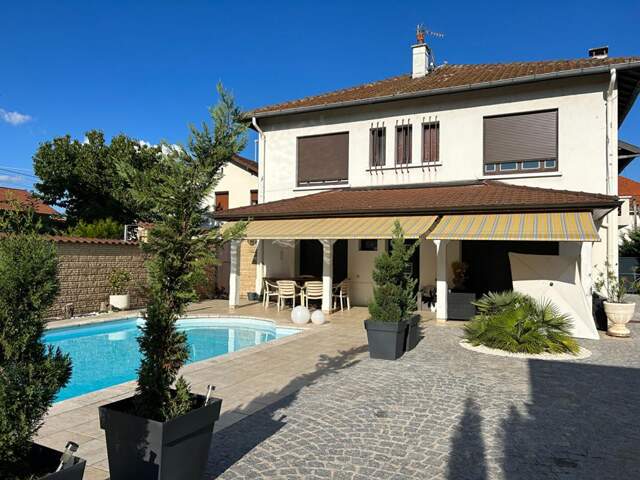 Maison familiale de 155 m² avec piscine, jardin et double garage — photo du bien