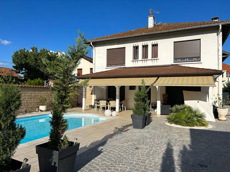 Maison familiale de 155 m² avec piscine, jardin et double garage — photo 1
