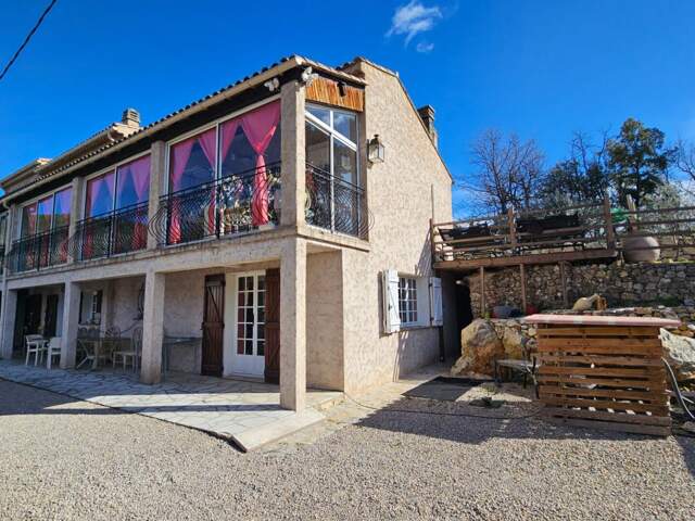 Maison unifamilialle ou deux logements, terrain 1900 m2 , piscine — photo du bien