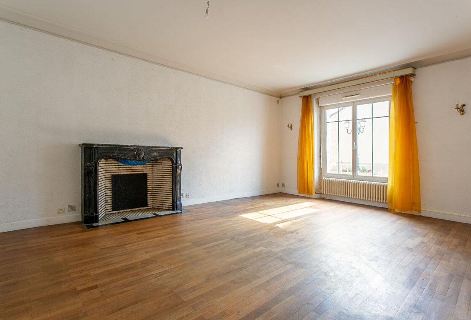 Maison La Chapelle Heulin Centre 9 P . 5 Chs . 216 M² . T 565 M² . Dépendances . Caves — photo 1