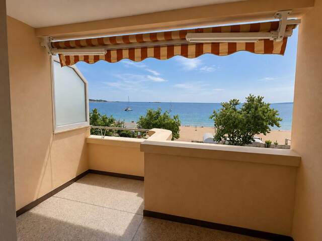 FREJUS-PLAGE  Appartement 2 pièces face à la mer et plage — photo du bien