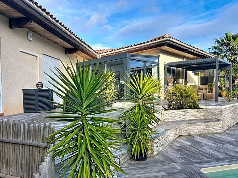 Villa spacieuse de 168m2 avec une piscine s'étendant sur 851m2 de terrain — photo 1