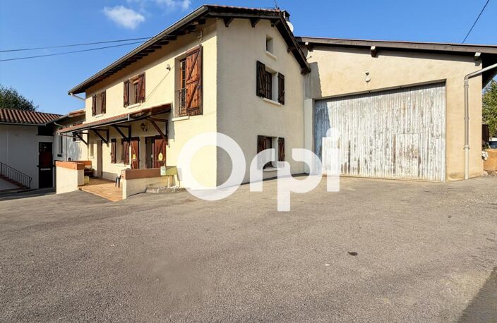 Saint-Martin-en-Haut : Ancien moulin de caractère avec 2 habitations, dépendances et 9 700 m² de terrain — photo 2